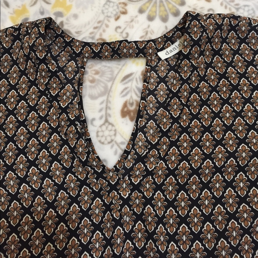 Patterned Blouse - Picture 2 of 4